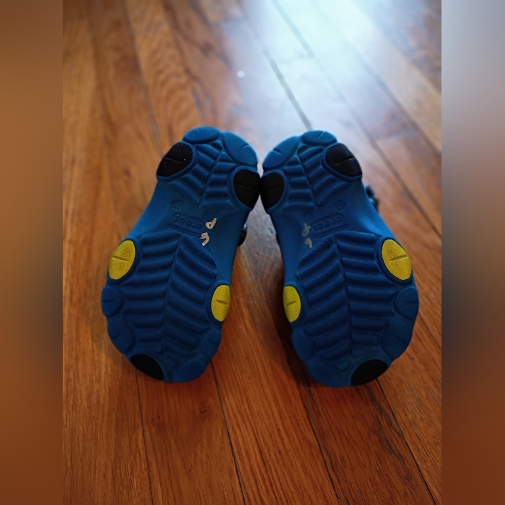 Little Kids Adjustable Crocs Size 11 With Jibbitz - Picture 4 of 5